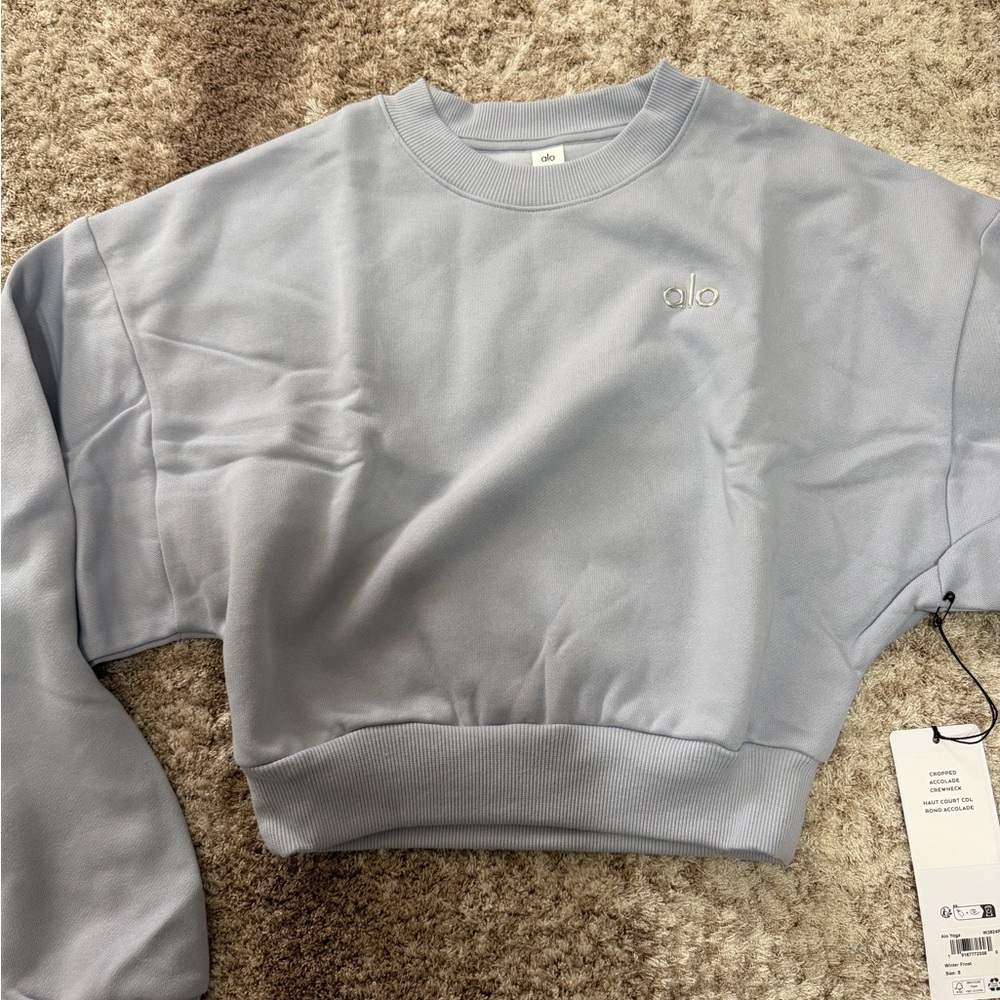Alo Cropped Accolade Crewneck - Picture 5 of 6
